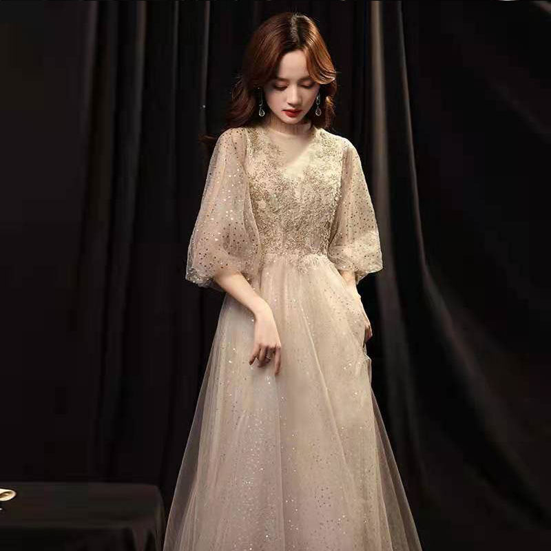 Vestido de noche de banquete dorado de belleza delgada