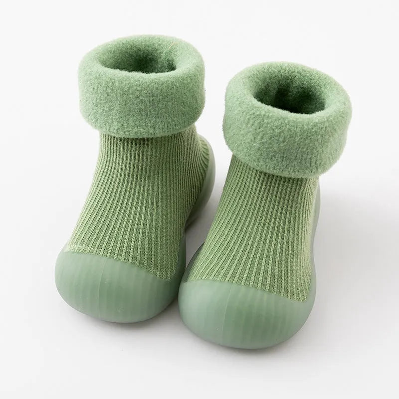 Calcetines y zapatos cálidos para la nieve en interiores.
