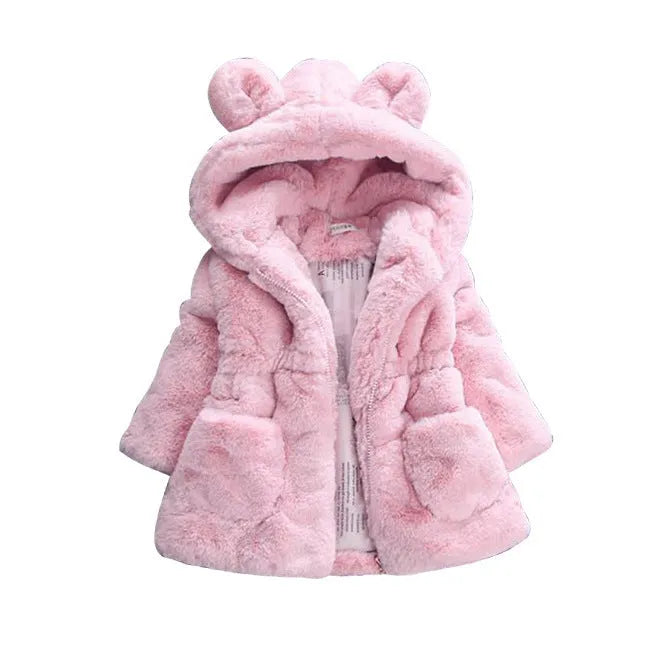 Un abrigo de piel de niña para otoño e invierno.