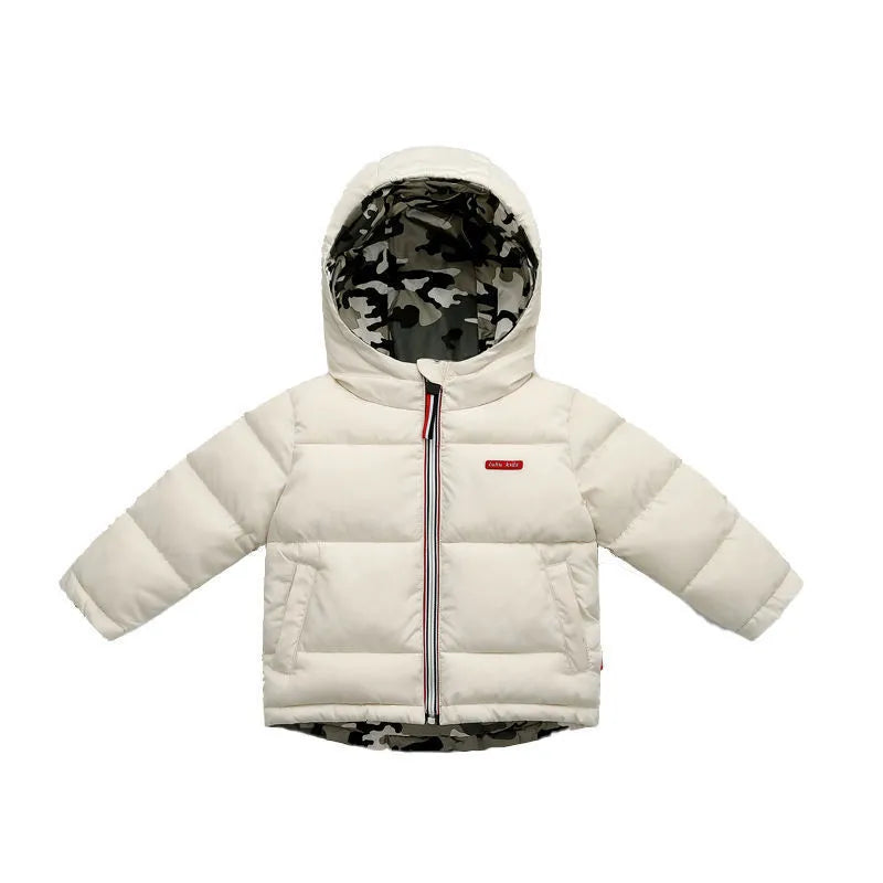 Los niños medianos y pequeños usan chaquetas de invierno acolchadas de doble cara.
