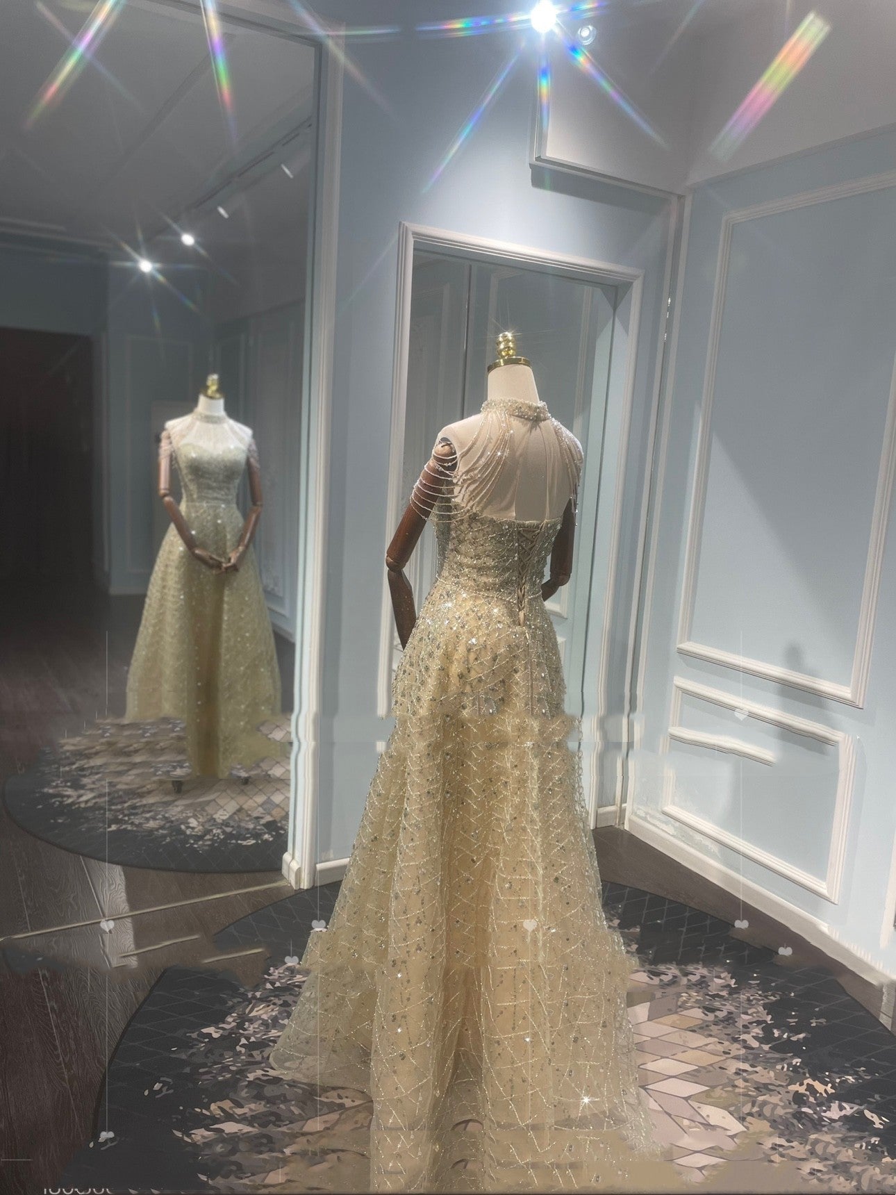 Vestido de noche de lujo tostado con cuello dorado y colgante ligero