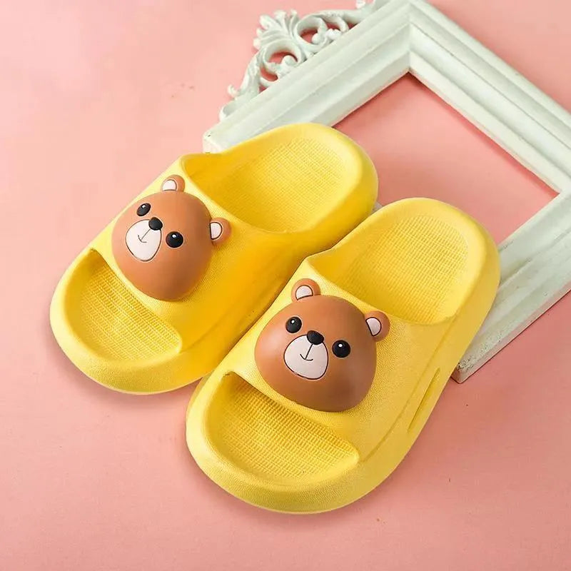Sandalias lindas del niño del niño de la historieta