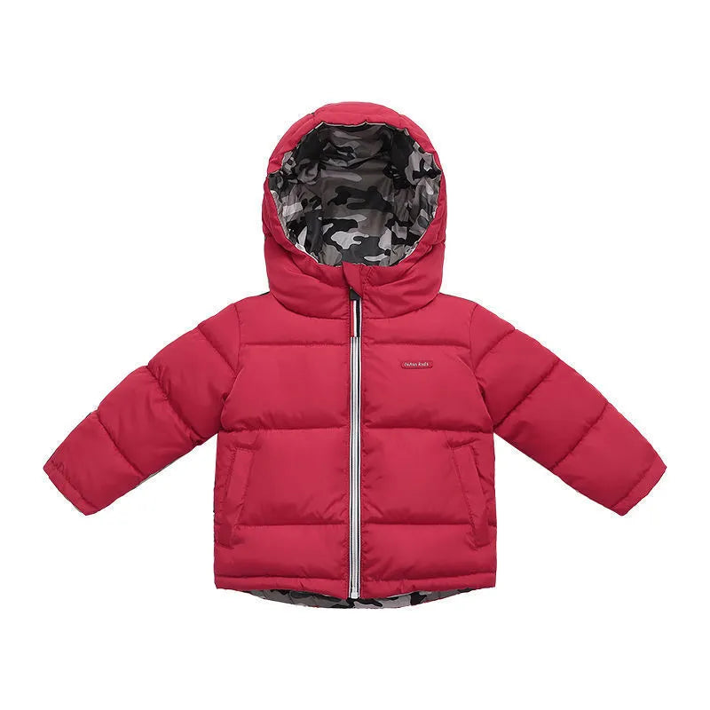 Los niños medianos y pequeños usan chaquetas de invierno acolchadas de doble cara.
