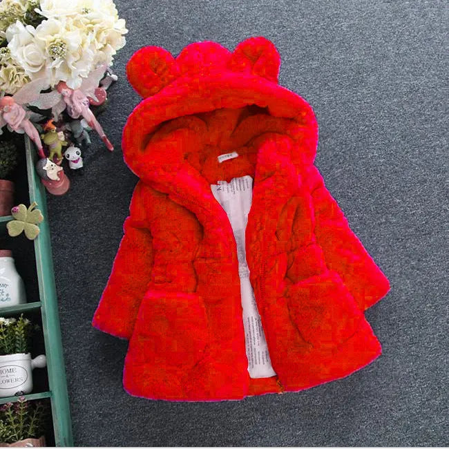 Un abrigo de piel de niña para otoño e invierno.