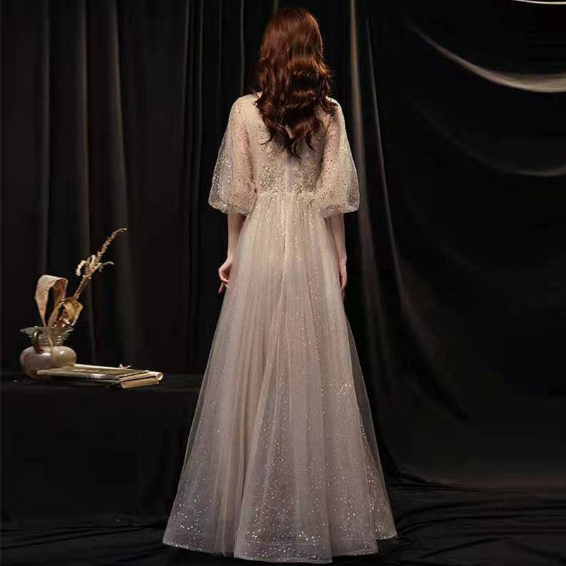 Vestido de noche de banquete dorado de belleza delgada