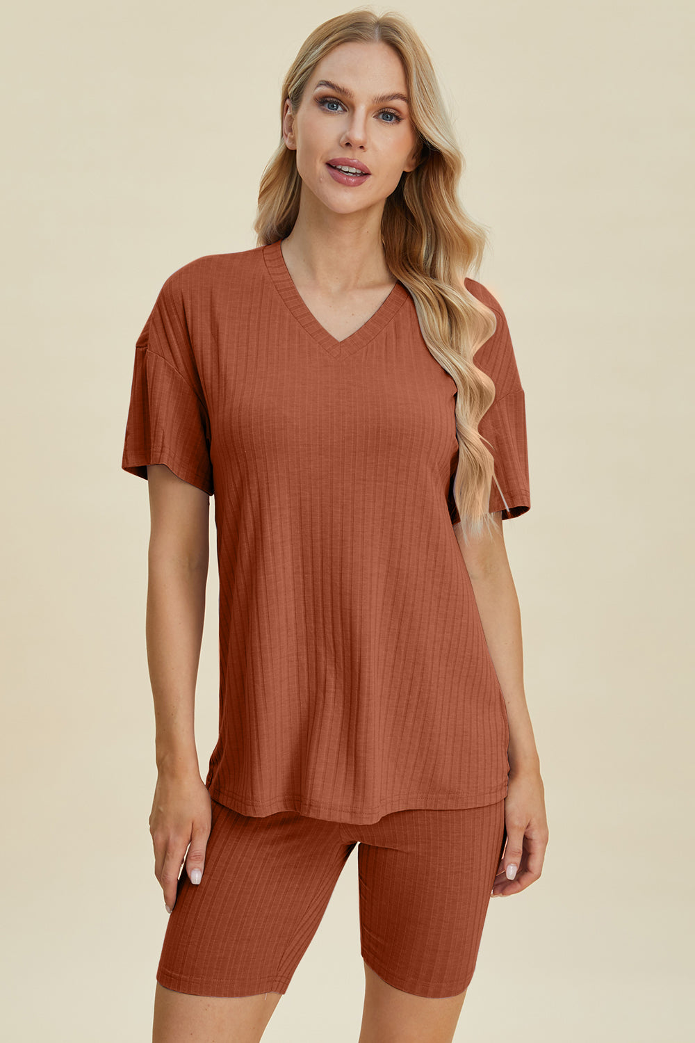 Conjunto básico de pantalones cortos y top de manga corta con cuello en V acanalado de tamaño completo Bae