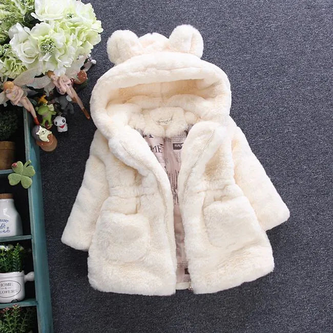 Un abrigo de piel de niña para otoño e invierno.