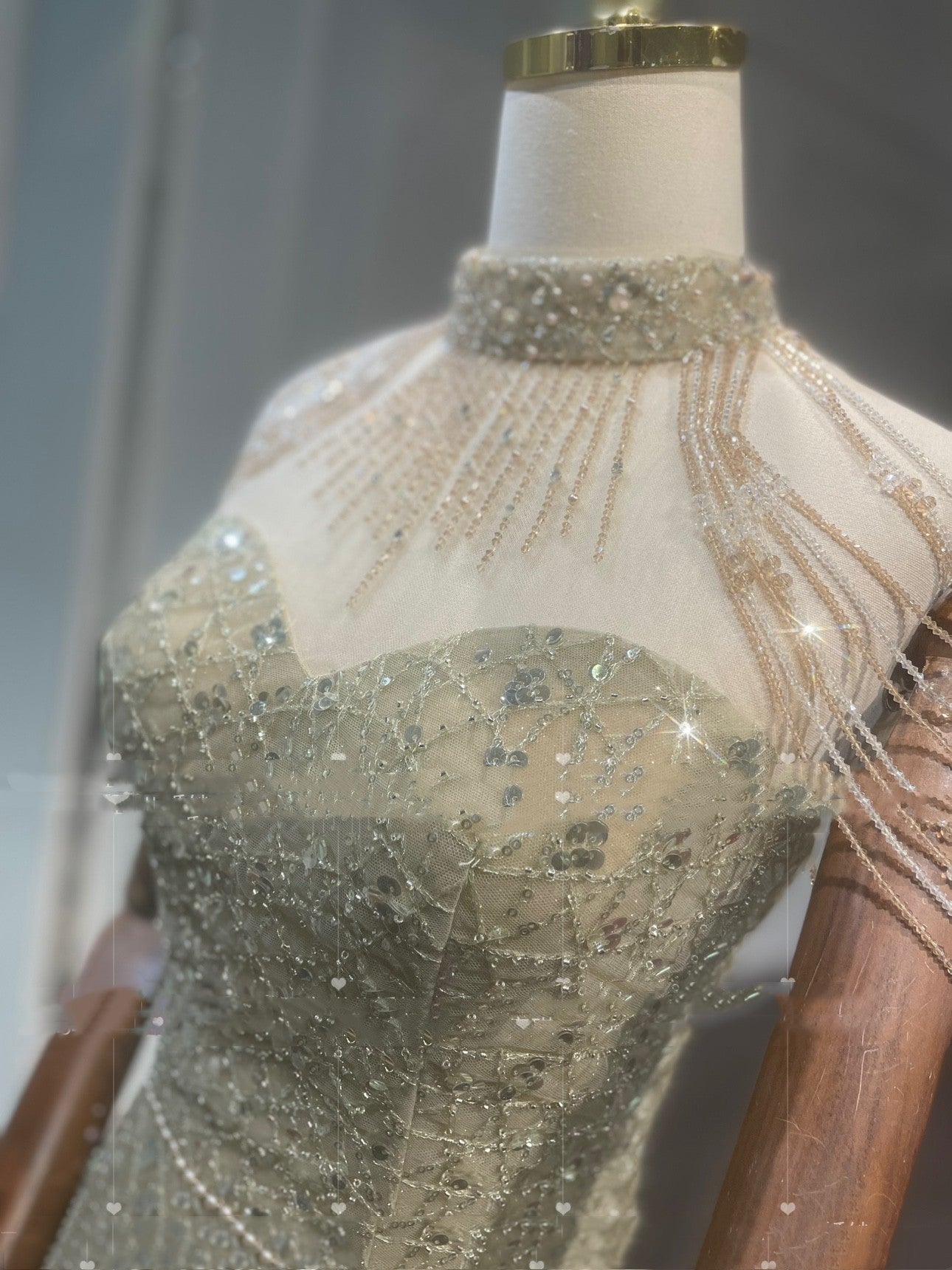 Vestido de noche de lujo tostado con cuello dorado y colgante ligero