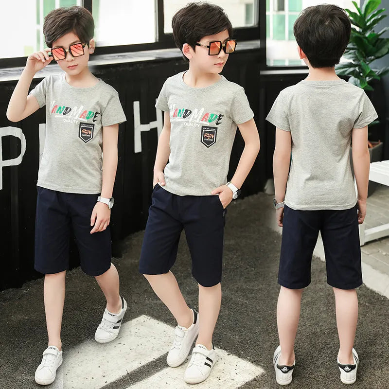Ropa infantil de verano de dos piezas para niños de mediana edad.