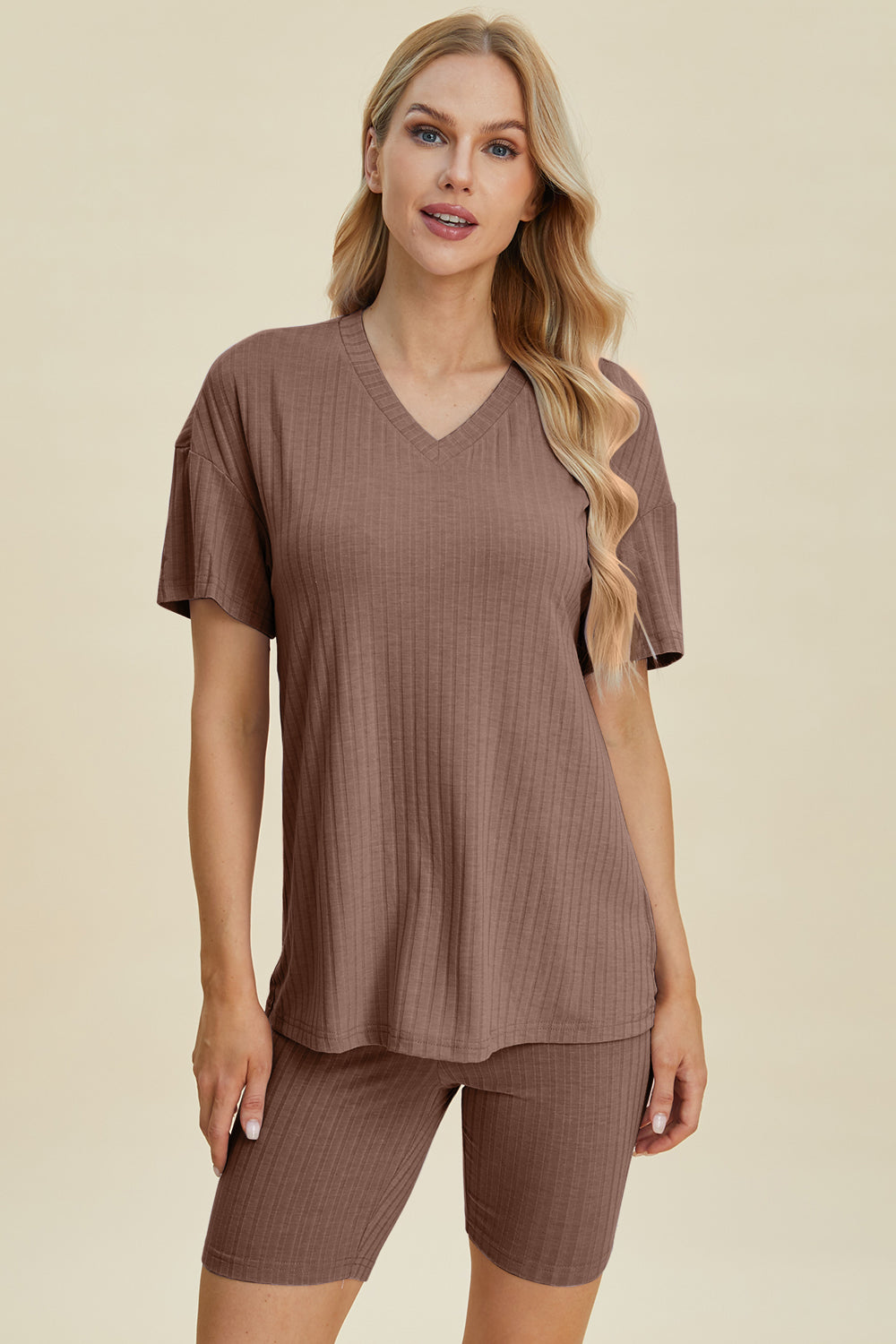 Conjunto básico de pantalones cortos y top de manga corta con cuello en V acanalado de tamaño completo Bae