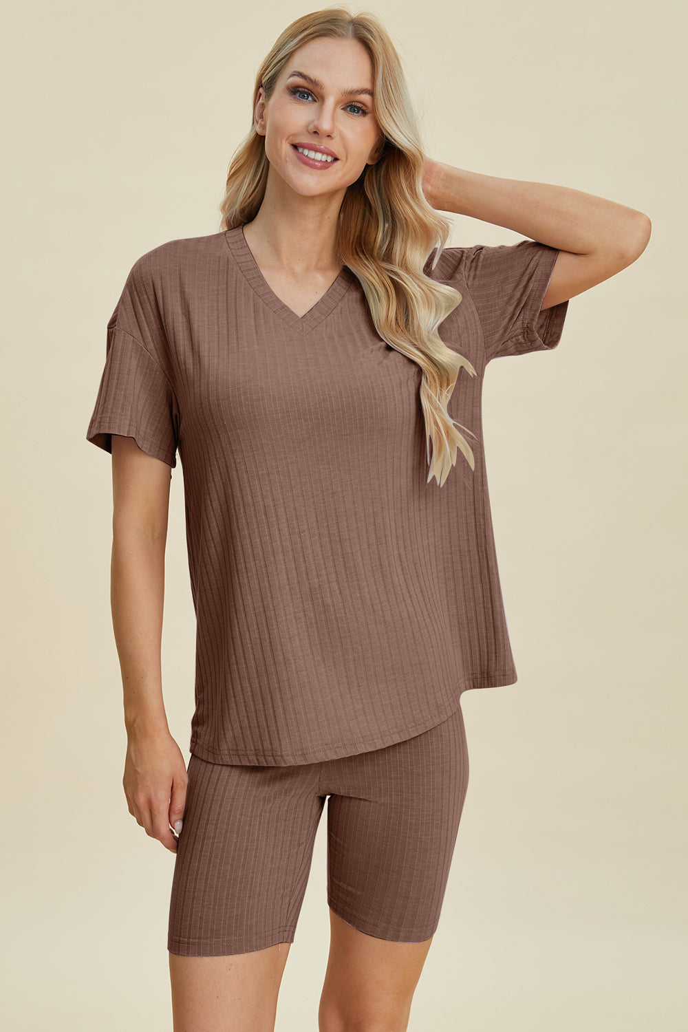 Conjunto básico de pantalones cortos y top de manga corta con cuello en V acanalado de tamaño completo Bae