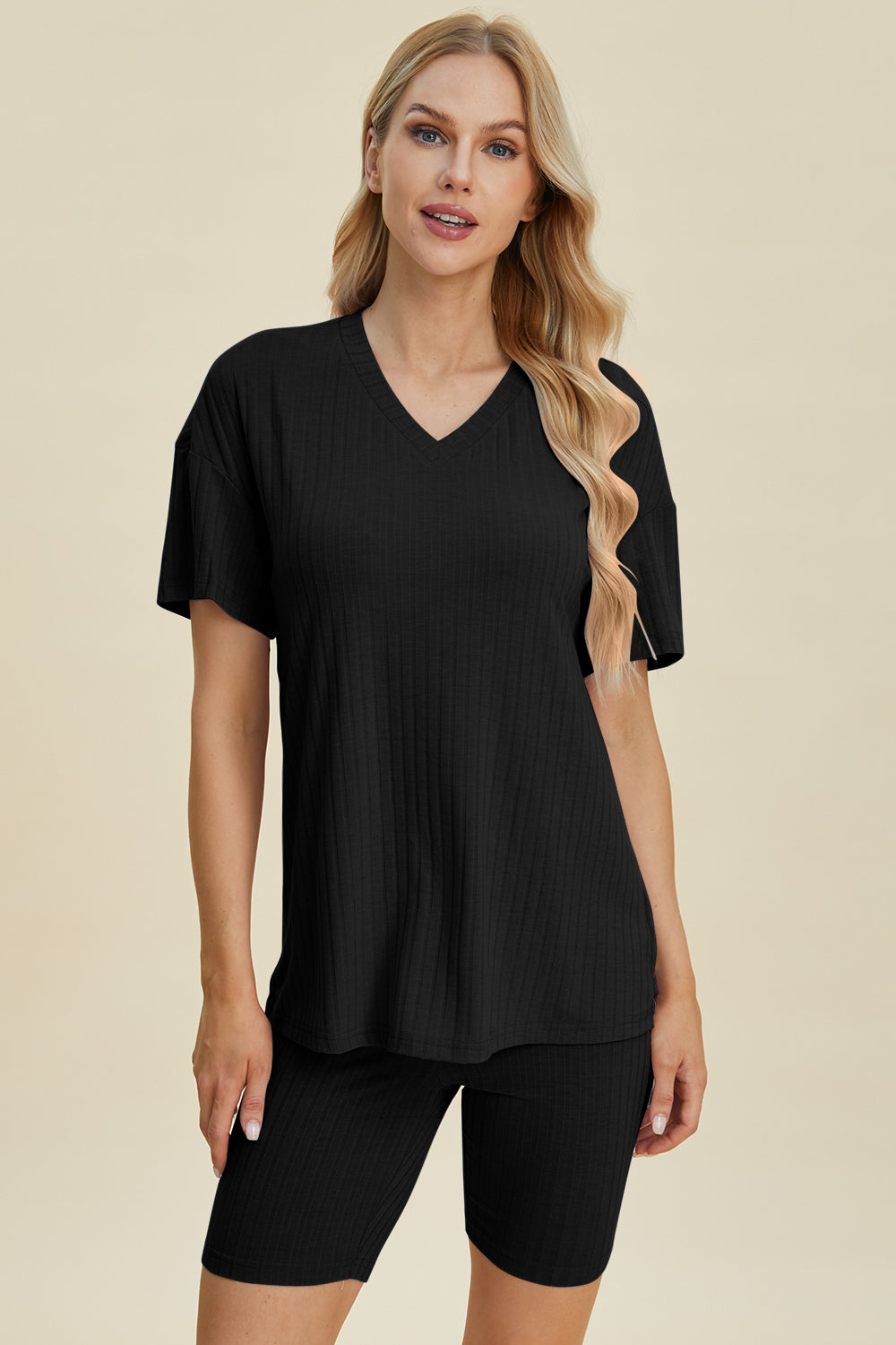 Conjunto básico de pantalones cortos y top de manga corta con cuello en V acanalado de tamaño completo Bae