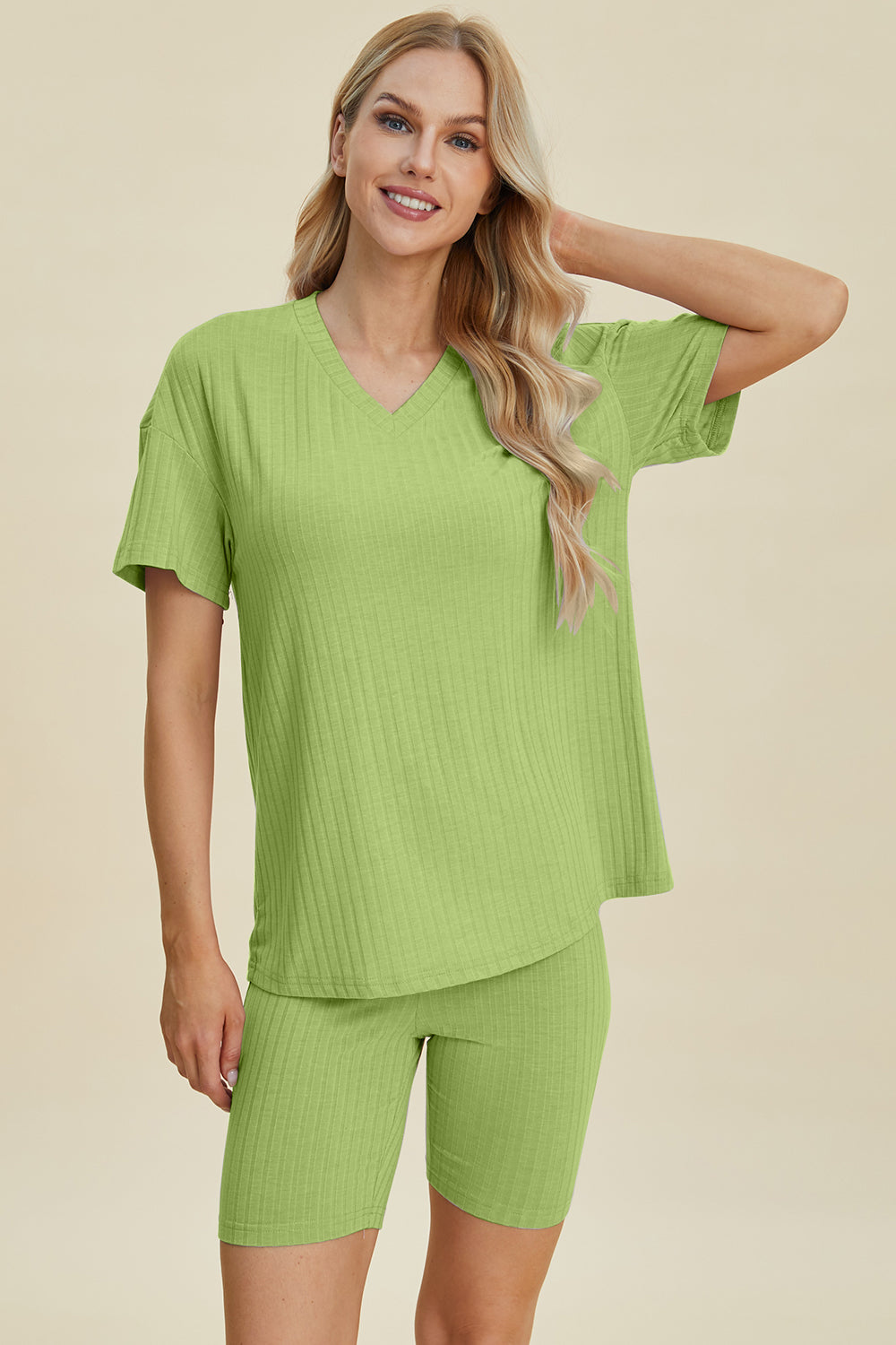 Conjunto básico de pantalones cortos y top de manga corta con cuello en V acanalado de tamaño completo Bae