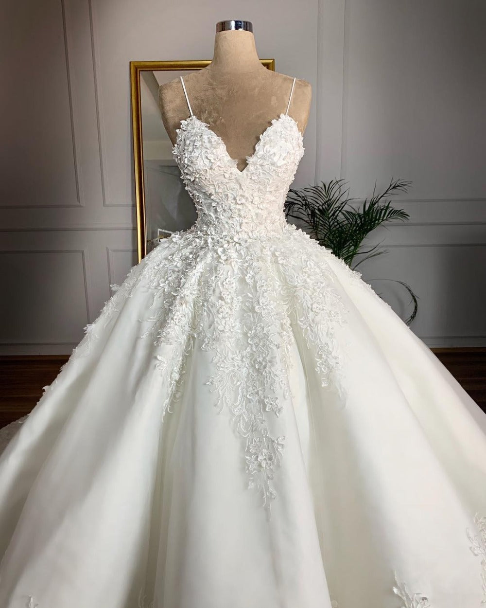 Vestido de novia sexy de encaje con escote en V profundo y largo hasta el suelo, con aura romántica y un banquete de bodas digno, bienvenido a la nueva primavera de 2024.