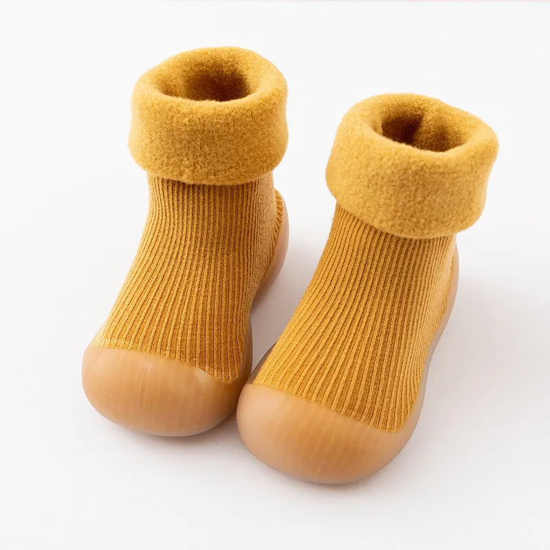 Calcetines y zapatos cálidos para la nieve en interiores.