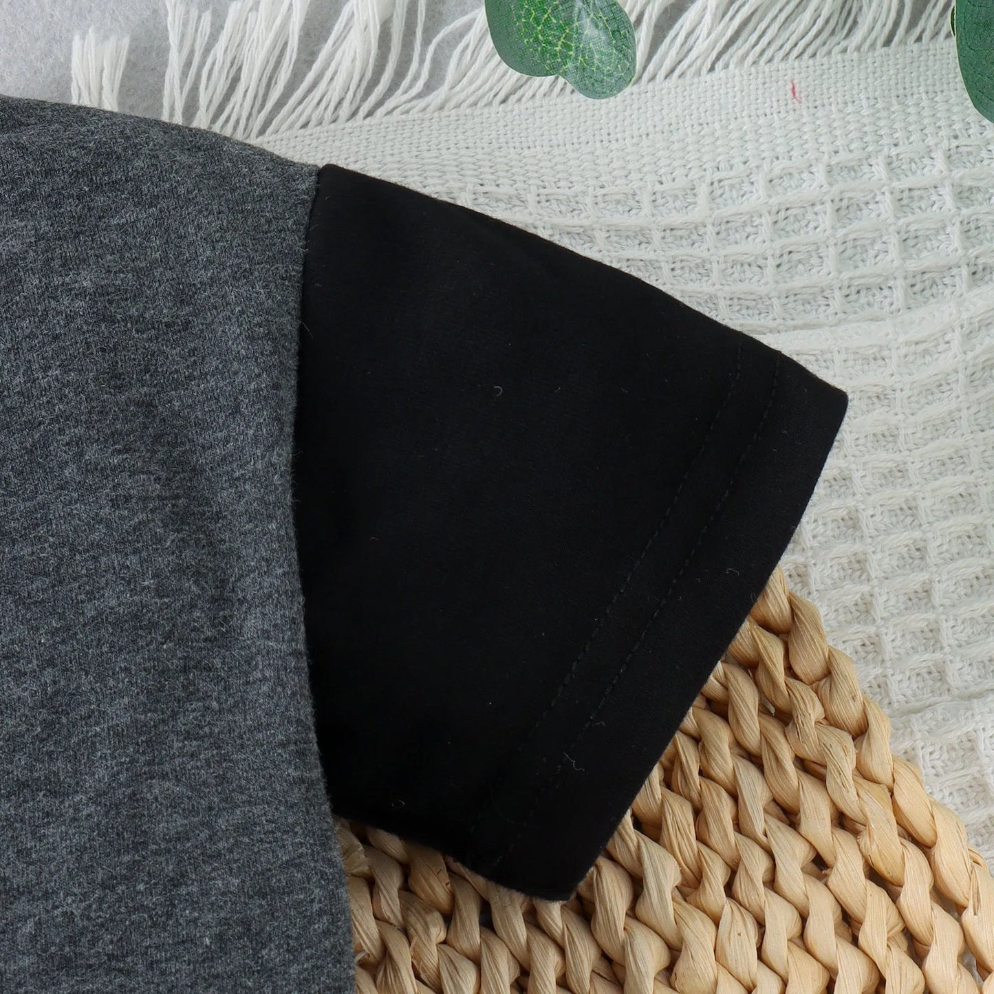Manga corta con cuello redondo y costuras multicolores para niños de primavera y verano