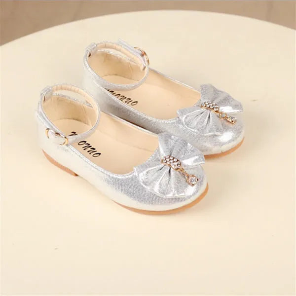 Zapatos con lazo para niños.