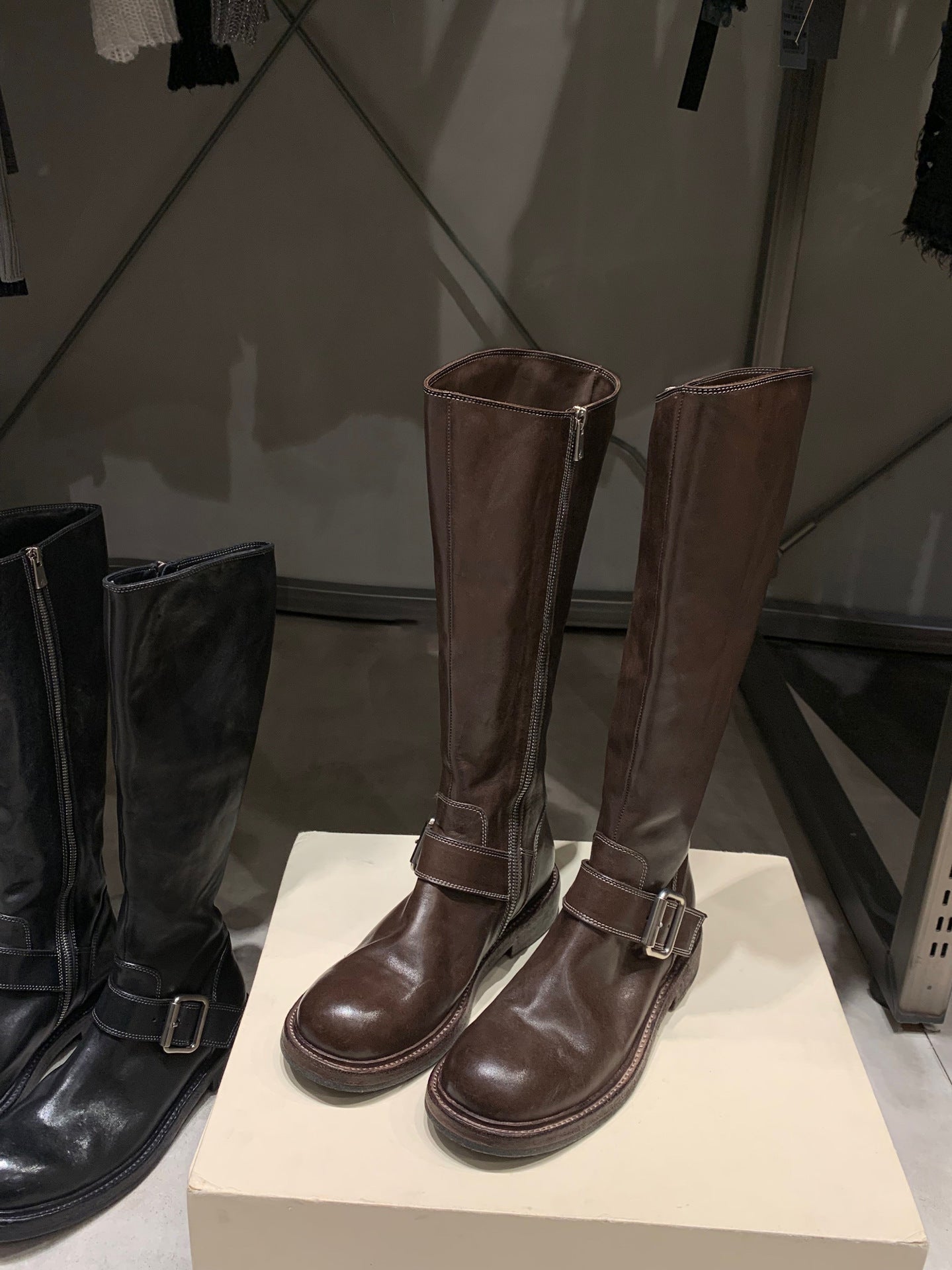 Botas de piel lavada con tacón grueso y punta redonda para mujer