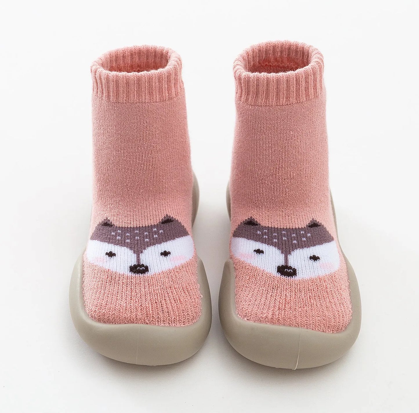 Calcetines y zapatos cálidos para la nieve en interiores.