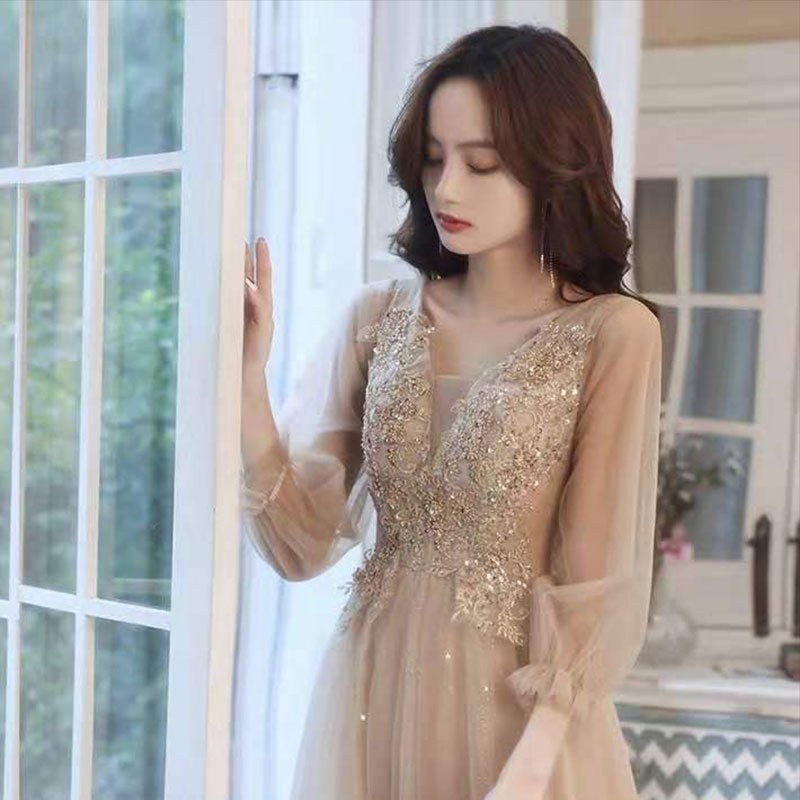 Vestido de noche de banquete dorado de belleza delgada