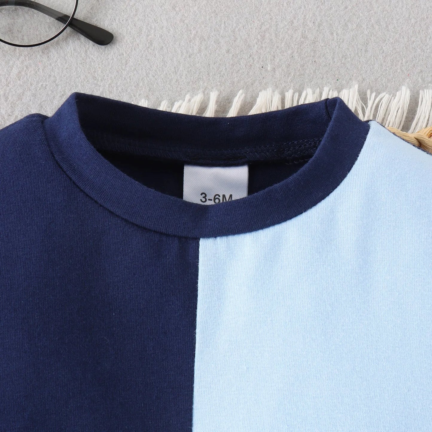 Manga corta con cuello redondo y costuras multicolores para niños de primavera y verano