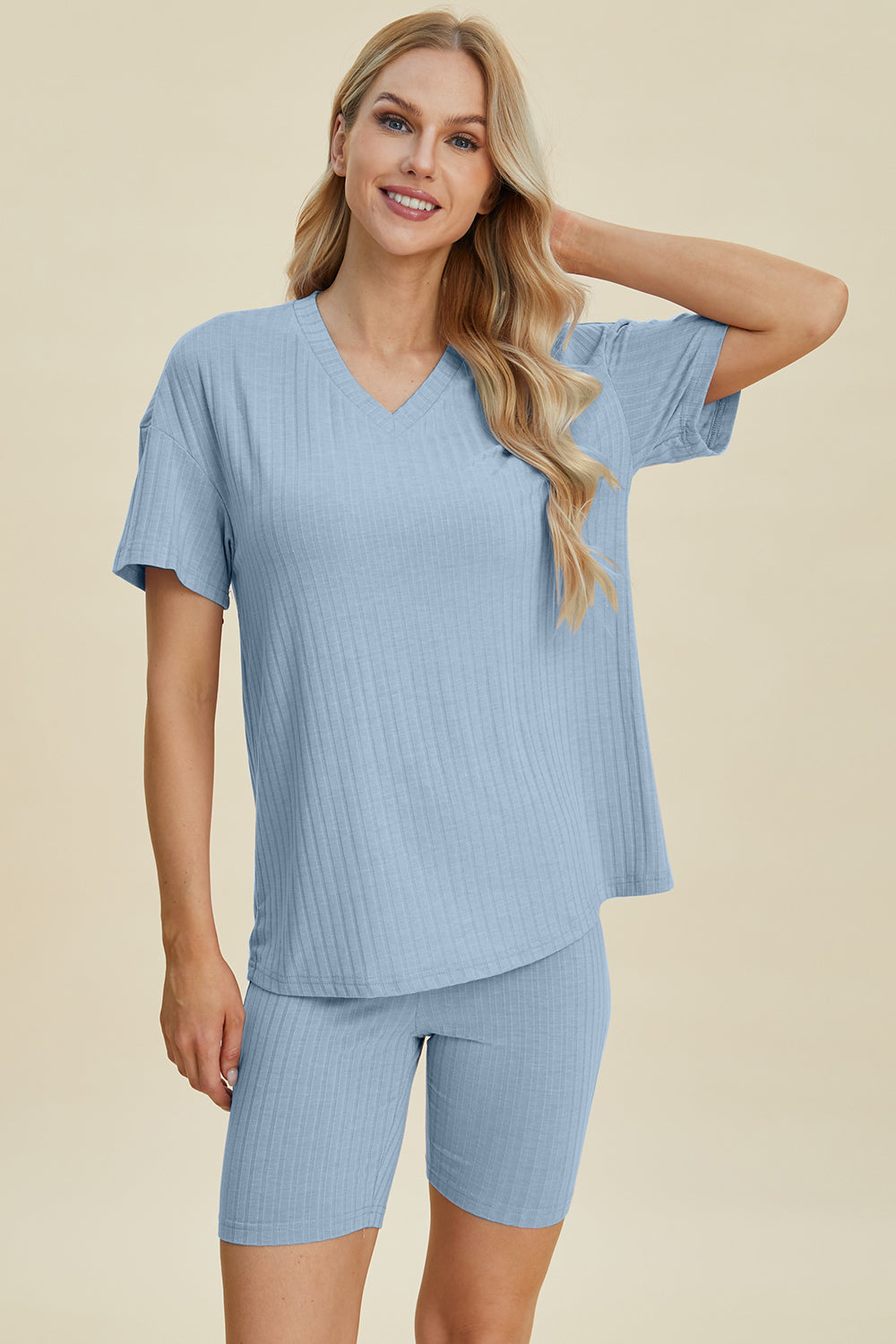 Conjunto básico de pantalones cortos y top de manga corta con cuello en V acanalado de tamaño completo Bae