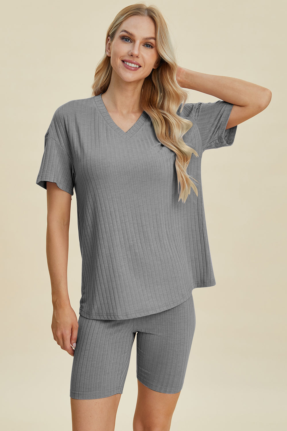Conjunto básico de pantalones cortos y top de manga corta con cuello en V acanalado de tamaño completo Bae