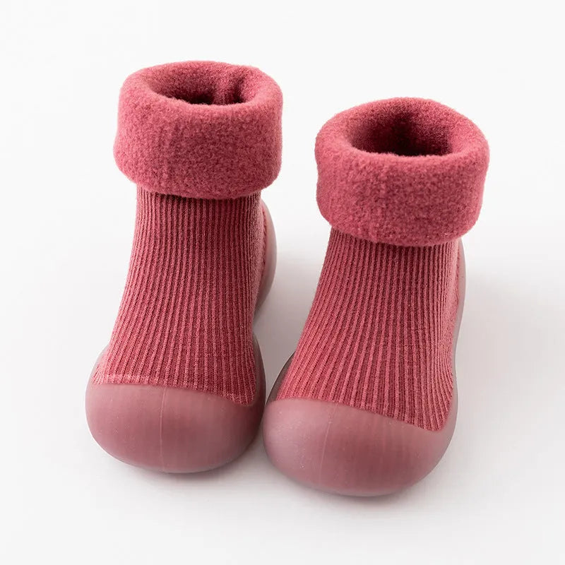Calcetines y zapatos cálidos para la nieve en interiores.