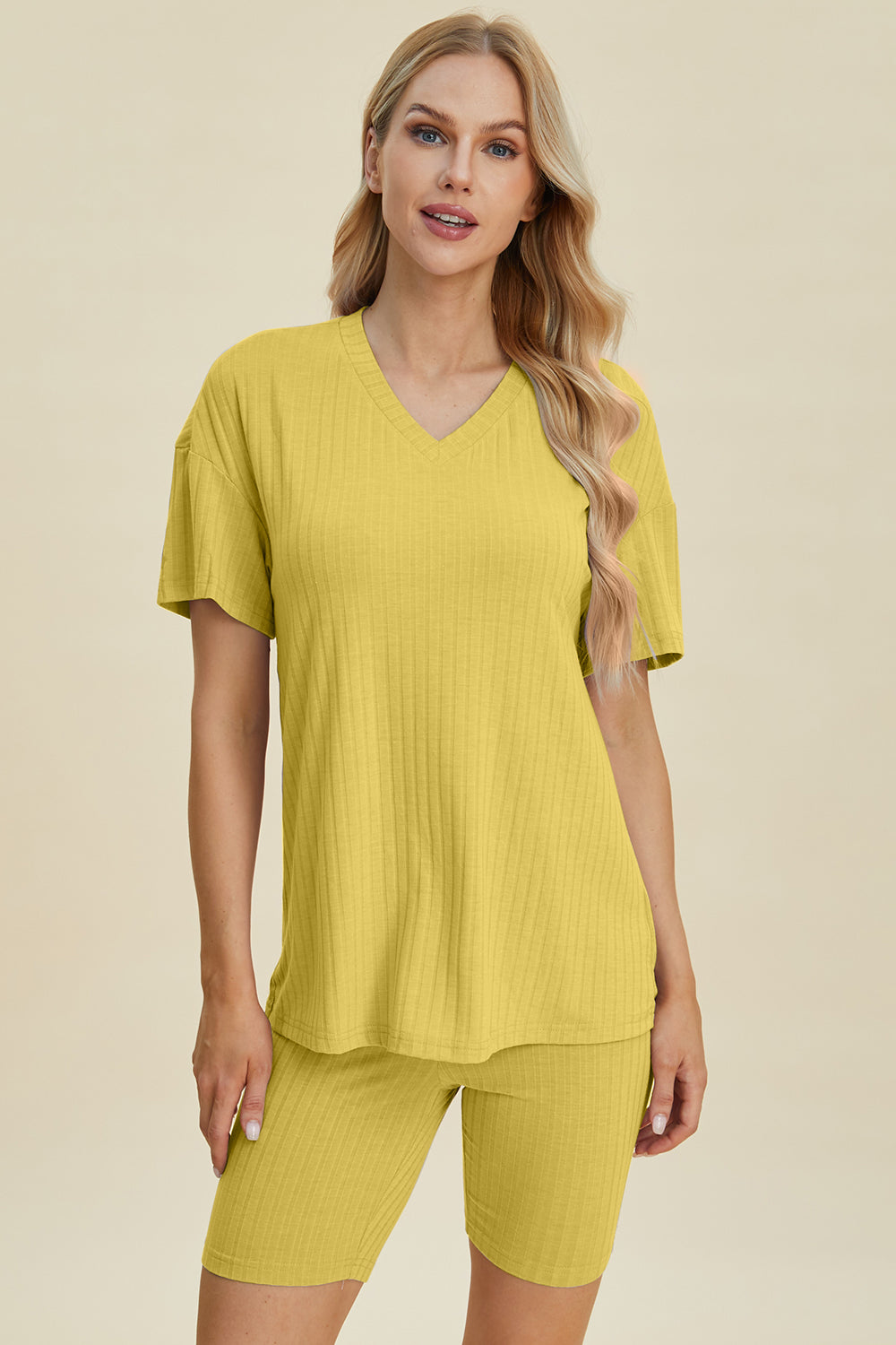 Conjunto básico de pantalones cortos y top de manga corta con cuello en V acanalado de tamaño completo Bae