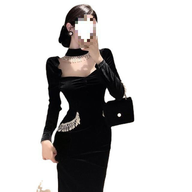 Vestido negro de terciopelo con mangas abullonadas, cuello cuadrado y pechera de perlas