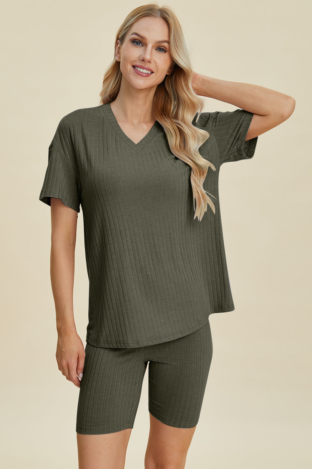 Conjunto básico de pantalones cortos y top de manga corta con cuello en V acanalado de tamaño completo Bae