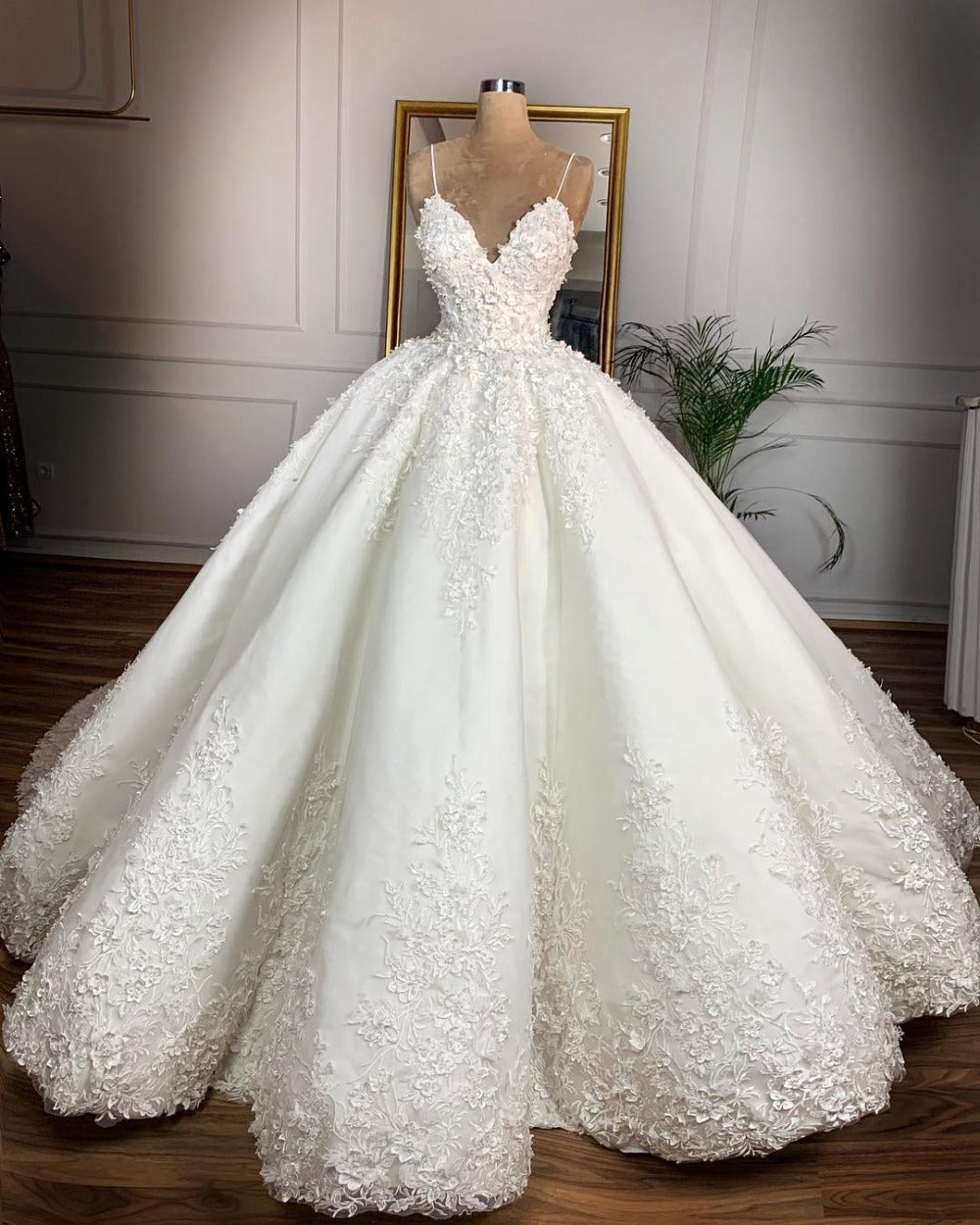 Vestido de novia sexy de encaje con escote en V profundo y largo hasta el suelo, con aura romántica y un banquete de bodas digno, bienvenido a la nueva primavera de 2024.