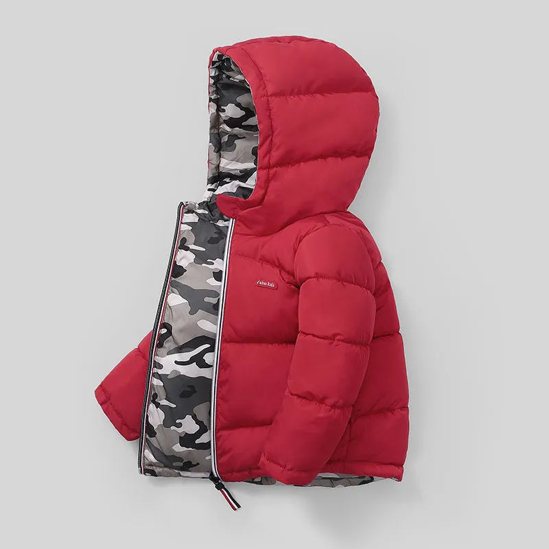 Los niños medianos y pequeños usan chaquetas de invierno acolchadas de doble cara.