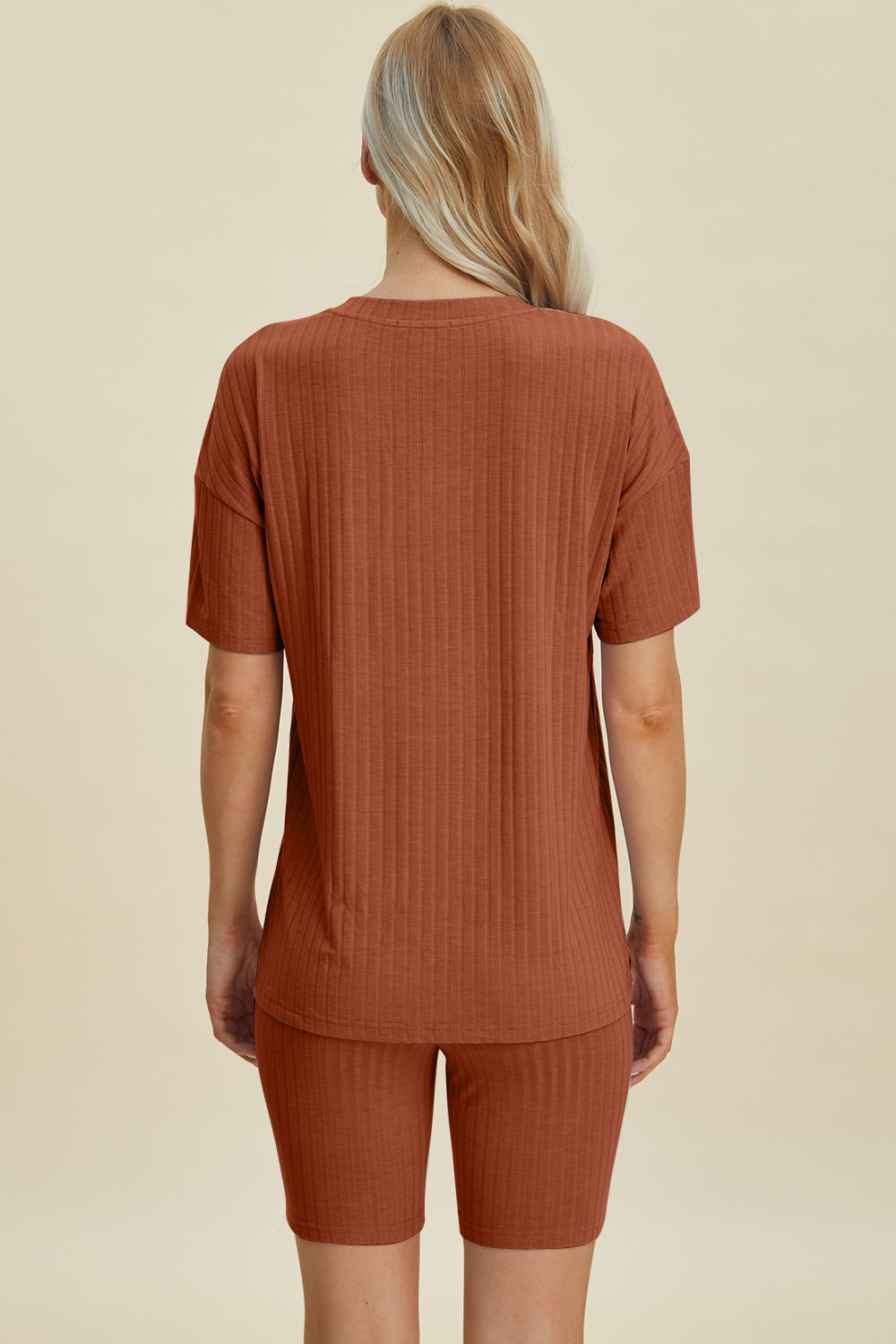 Conjunto básico de pantalones cortos y top de manga corta con cuello en V acanalado de tamaño completo Bae