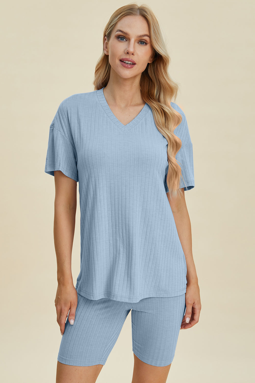 Conjunto básico de pantalones cortos y top de manga corta con cuello en V acanalado de tamaño completo Bae