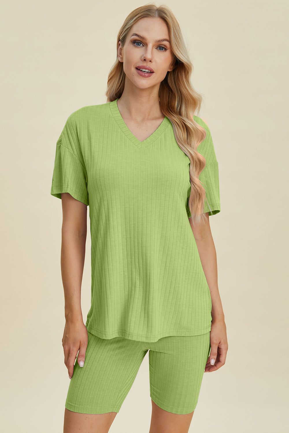 Conjunto básico de pantalones cortos y top de manga corta con cuello en V acanalado de tamaño completo Bae
