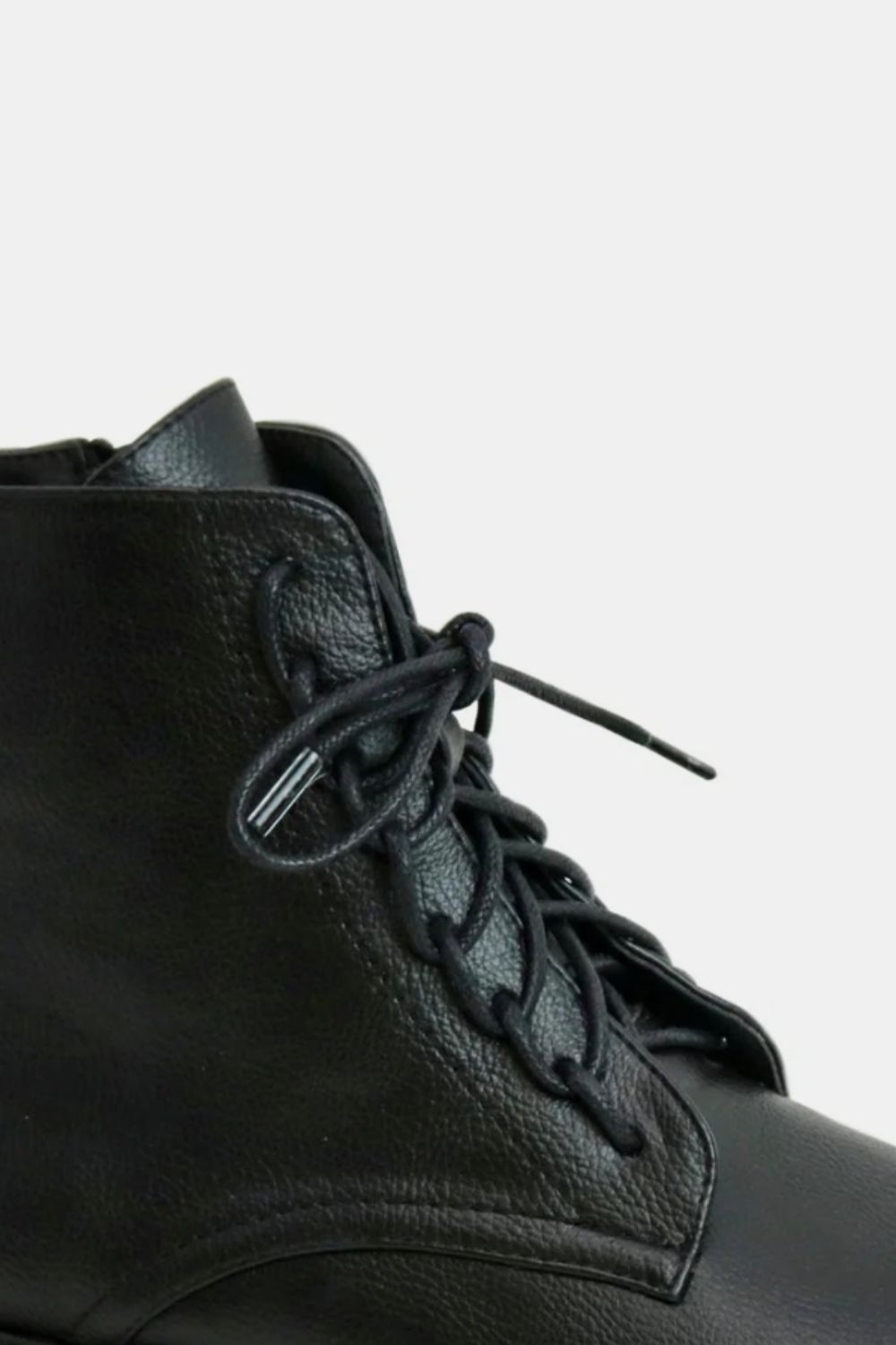 Botas con cordones de piel sintética y cremallera lateral de Beast Fashion