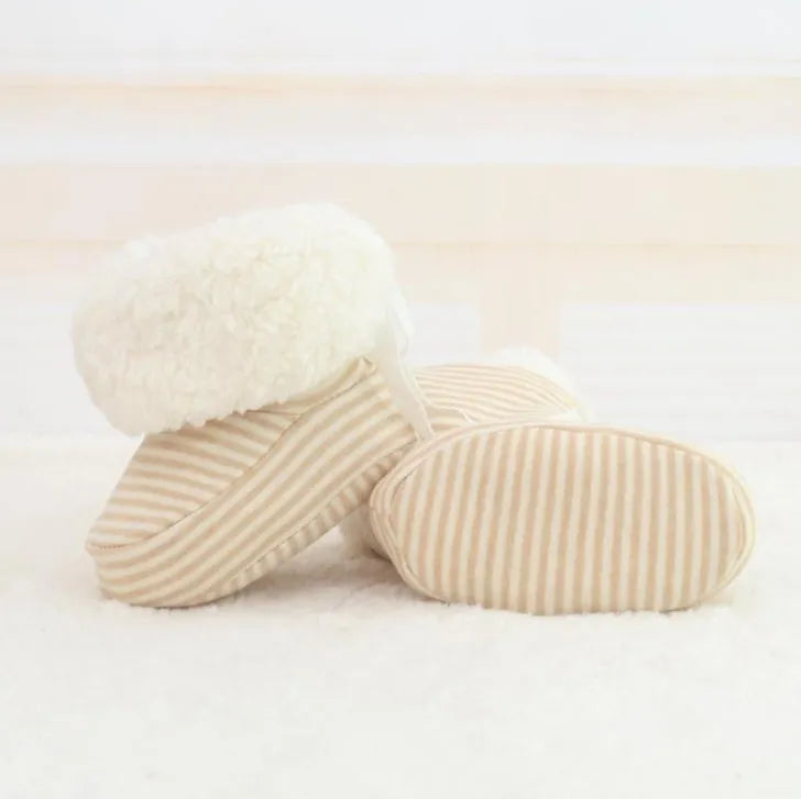 Zapatos de bebé de nuevo estilo, zapatos de suela blanda para recién nacidos, zapatos de invierno para bebés que mantienen el calor, zapatos con estampado para primeros pasos para bebés y niños