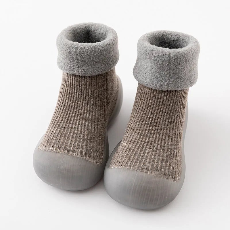 Calcetines y zapatos cálidos para la nieve en interiores.