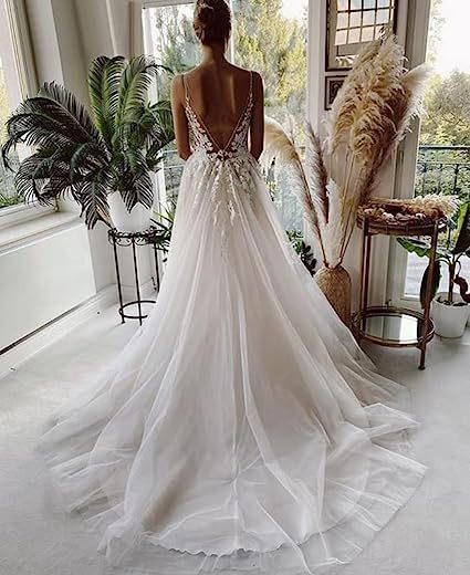 Vestido de novia de mujer con tirantes de encaje y espalda descubierta