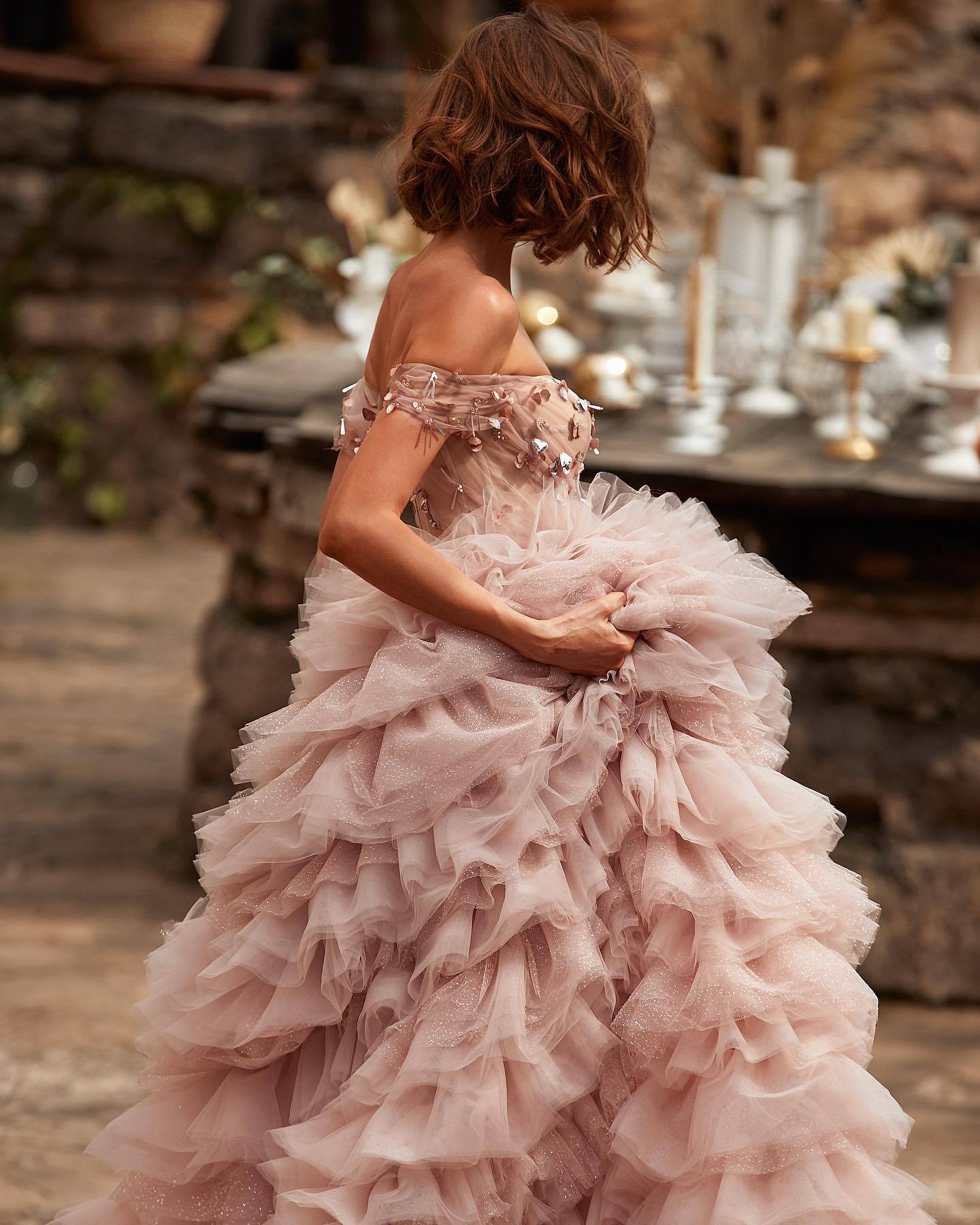 Vestido de novia rosa de una línea con hombros descubiertos, corte princesa, con tachuelas y cuentas.