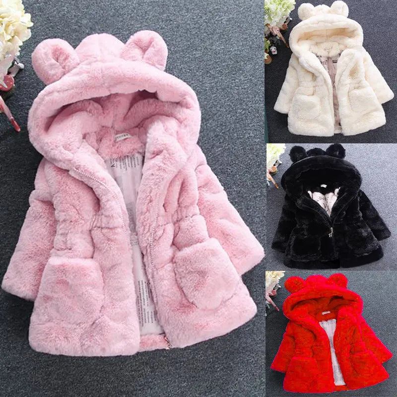 Un abrigo de piel de niña para otoño e invierno.