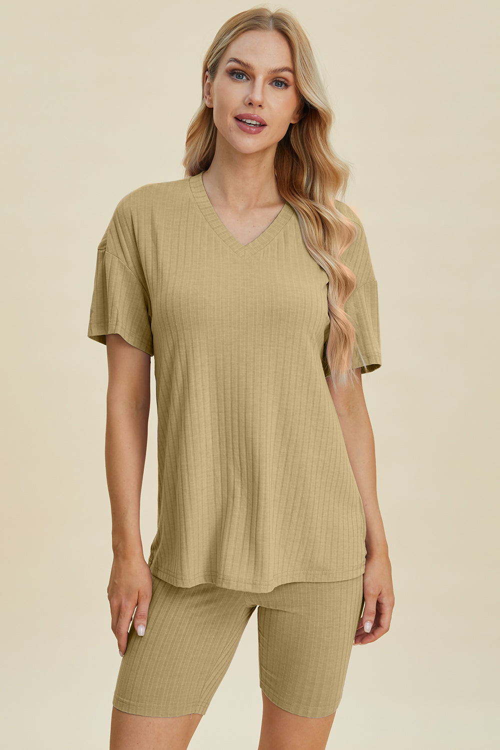 Conjunto básico de pantalones cortos y top de manga corta con cuello en V acanalado de tamaño completo Bae