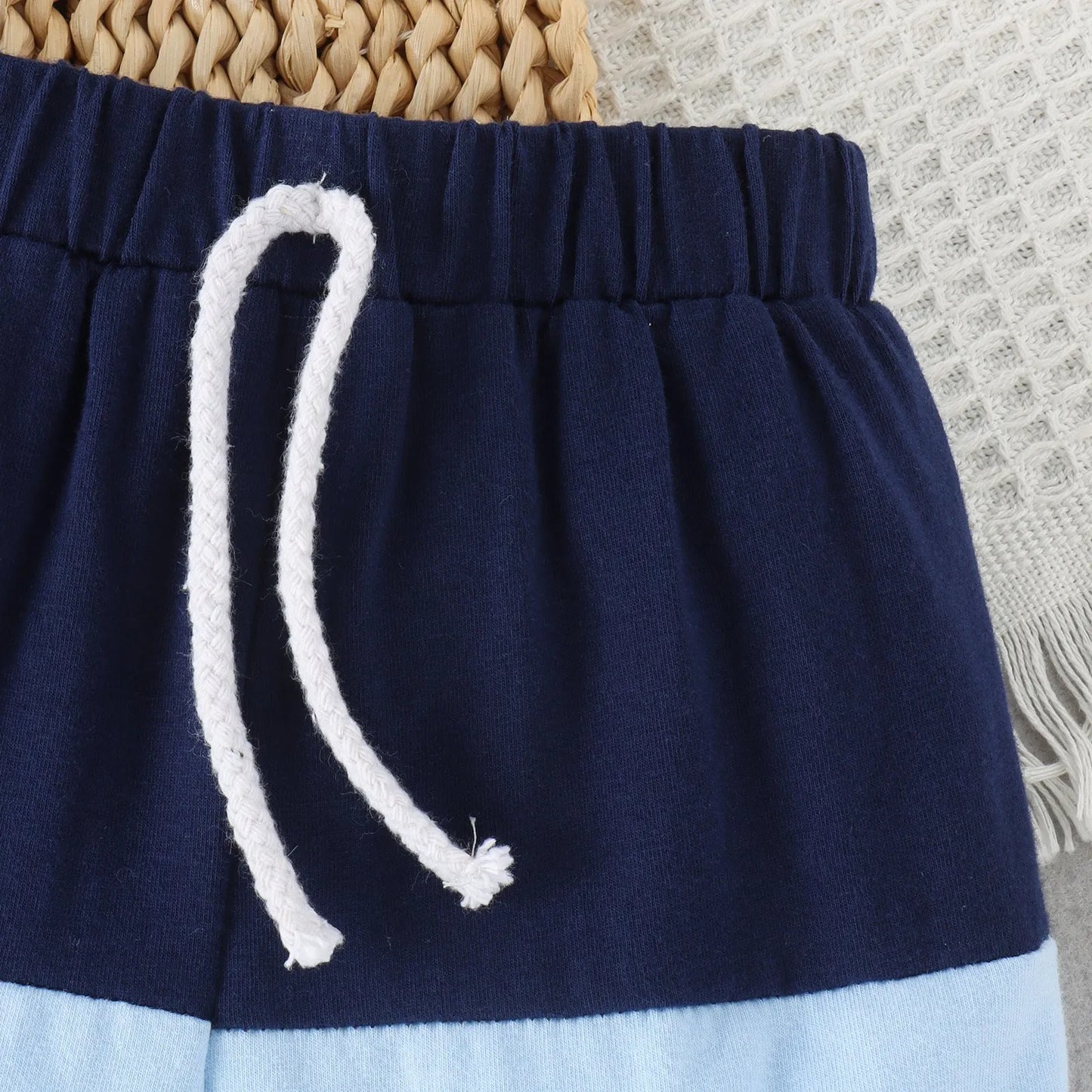 Manga corta con cuello redondo y costuras multicolores para niños de primavera y verano