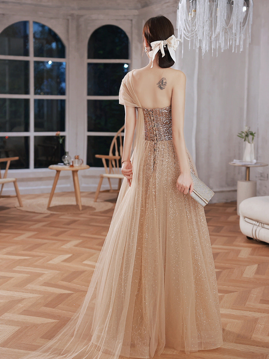 Vestido de novia para la representación escénica de la reunión anual