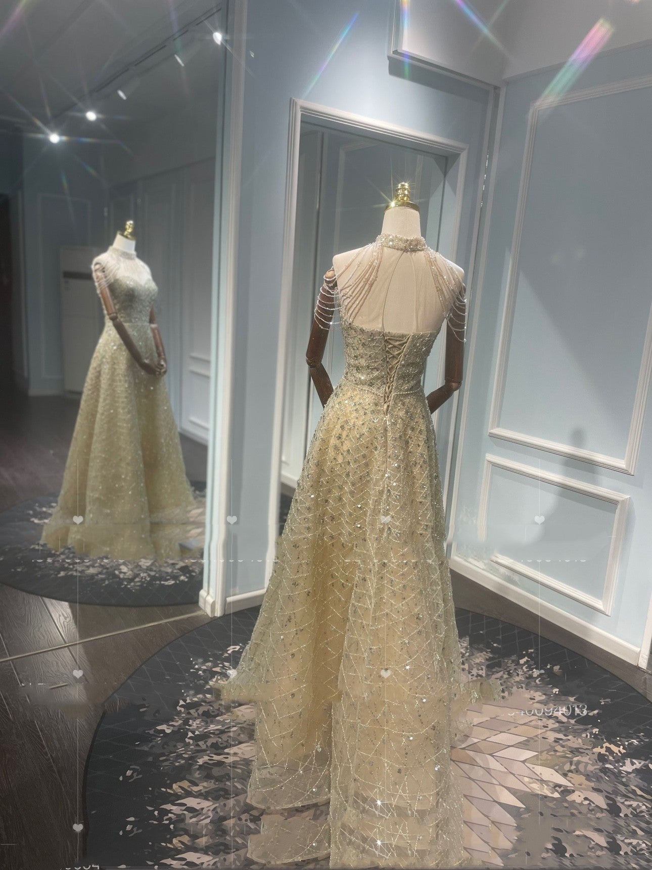 Vestido de noche de lujo tostado con cuello dorado y colgante ligero