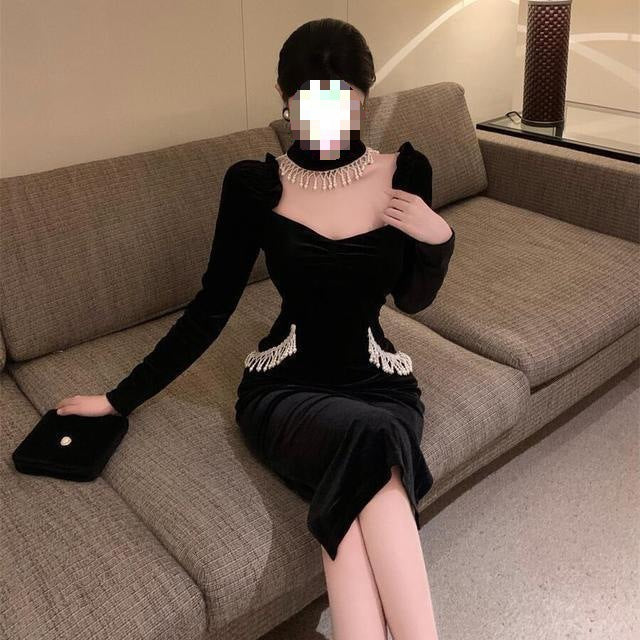 Vestido negro de terciopelo con mangas abullonadas, cuello cuadrado y pechera de perlas