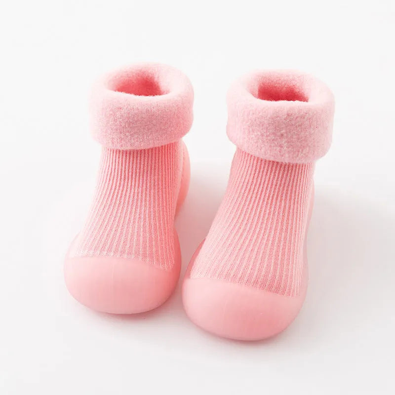 Calcetines y zapatos cálidos para la nieve en interiores.