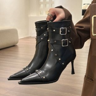 Botas de motociclista de pasarela para mujer, estilo europeo y americano, con punta puntiaguda y tacón de aguja y remaches metálicos.
