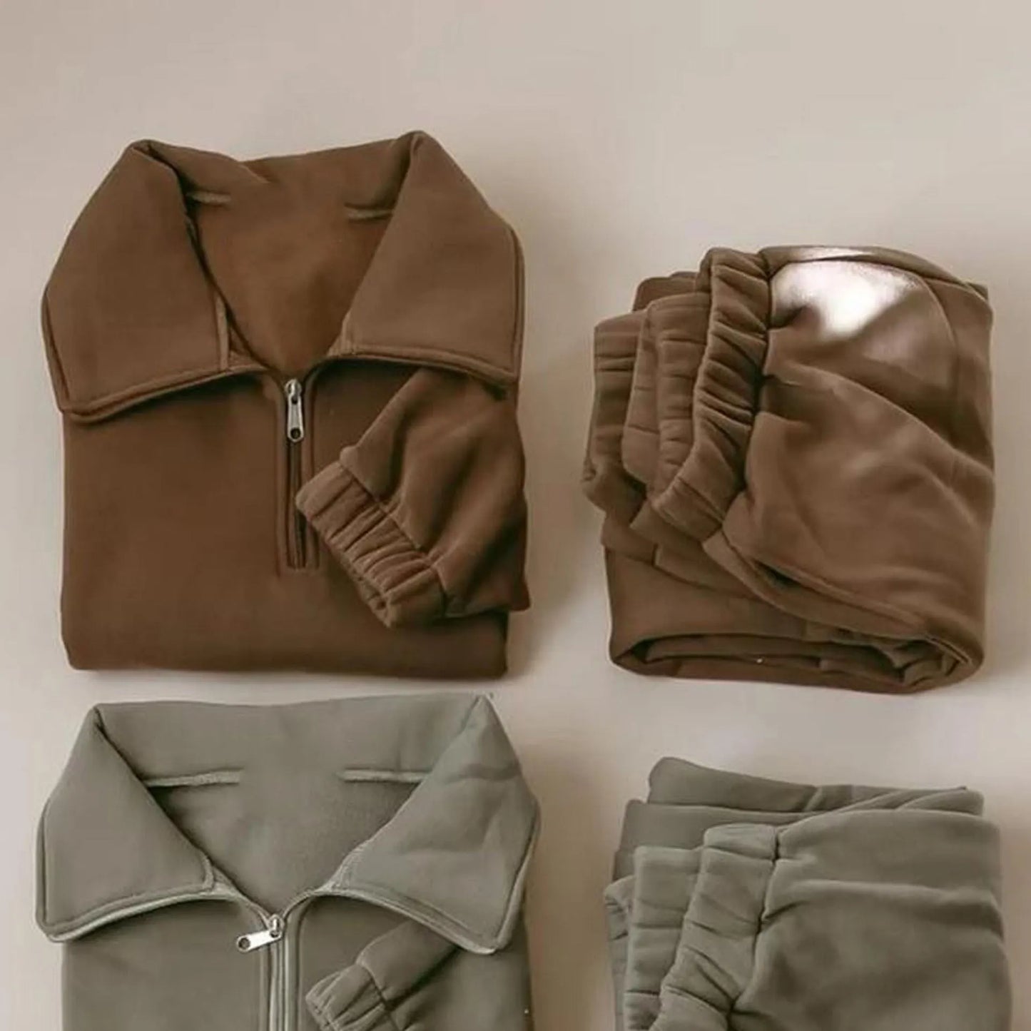 Traje informal de forro polar con pantalones con banda en el tobillo y media cremallera con cuello alto